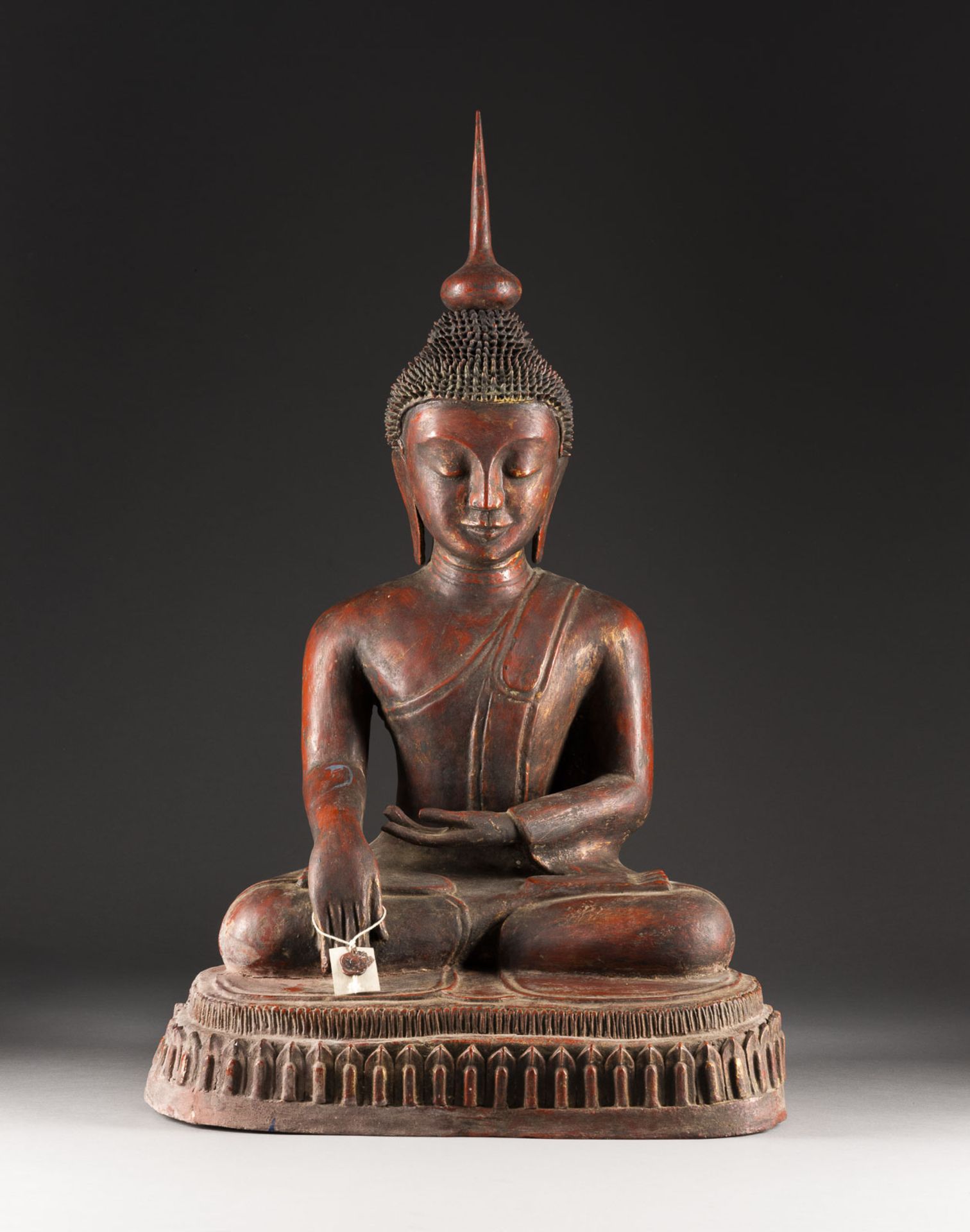 EINE LACKIERTE SITZENDE FIGUR VON BUDDHA AUS PAPIERMACHÉ