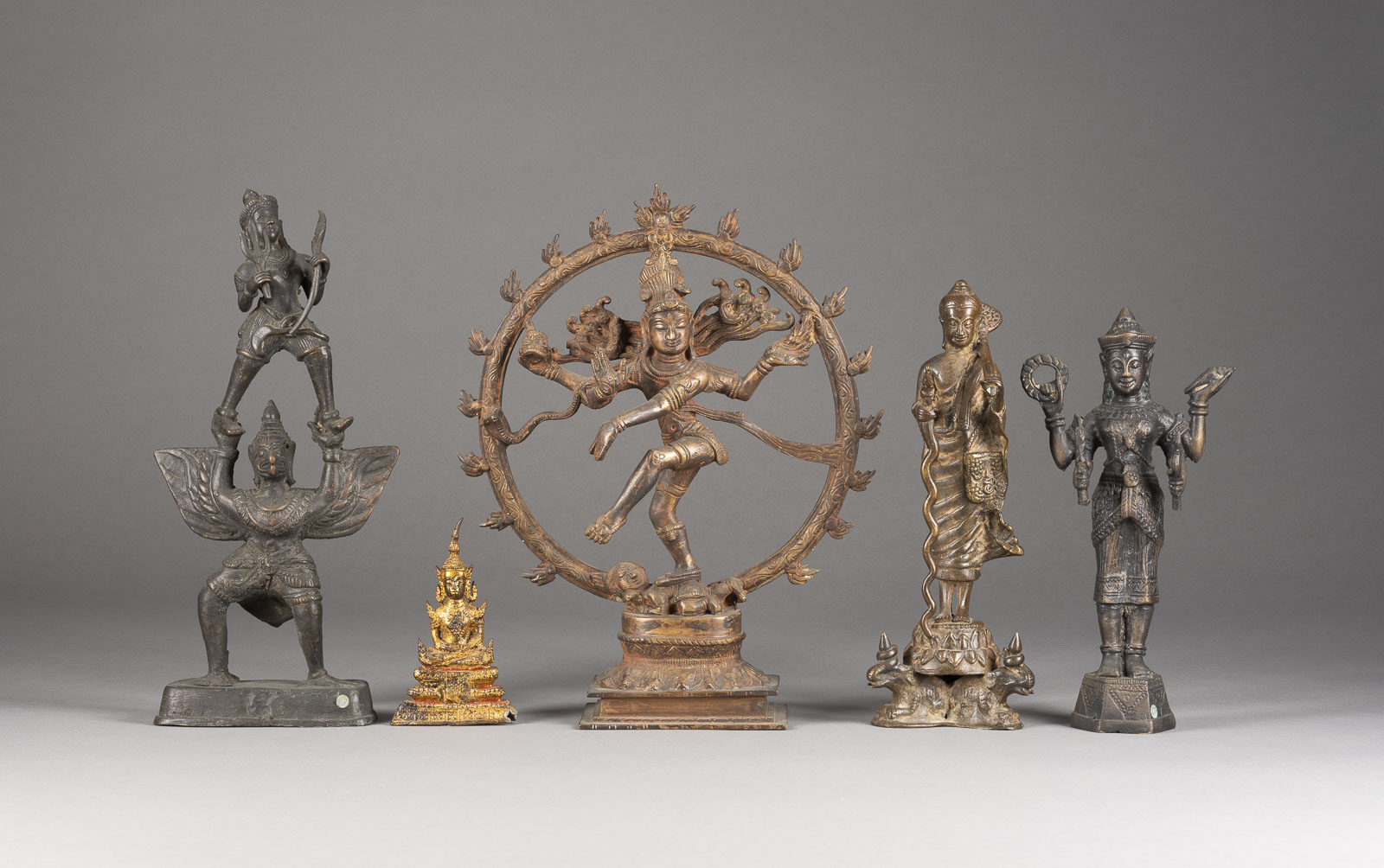 EIN KONVOLUT VON BUDDHISTISCHEN FIGUREN AUS BRONZE