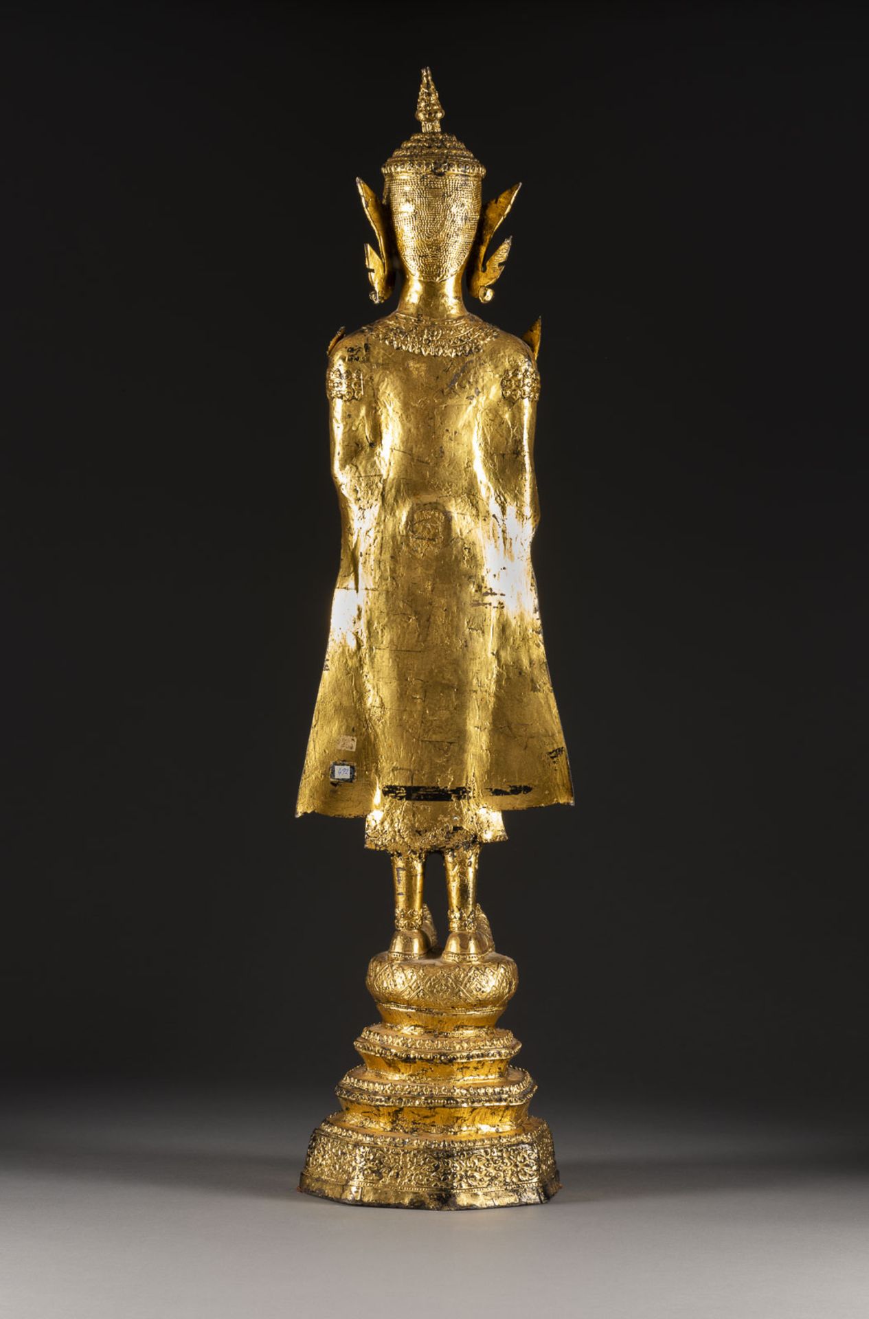 EINE VERGOLDETE STEHENDE FIGUR VON BUDDHA AUS BRONZE - Image 2 of 2