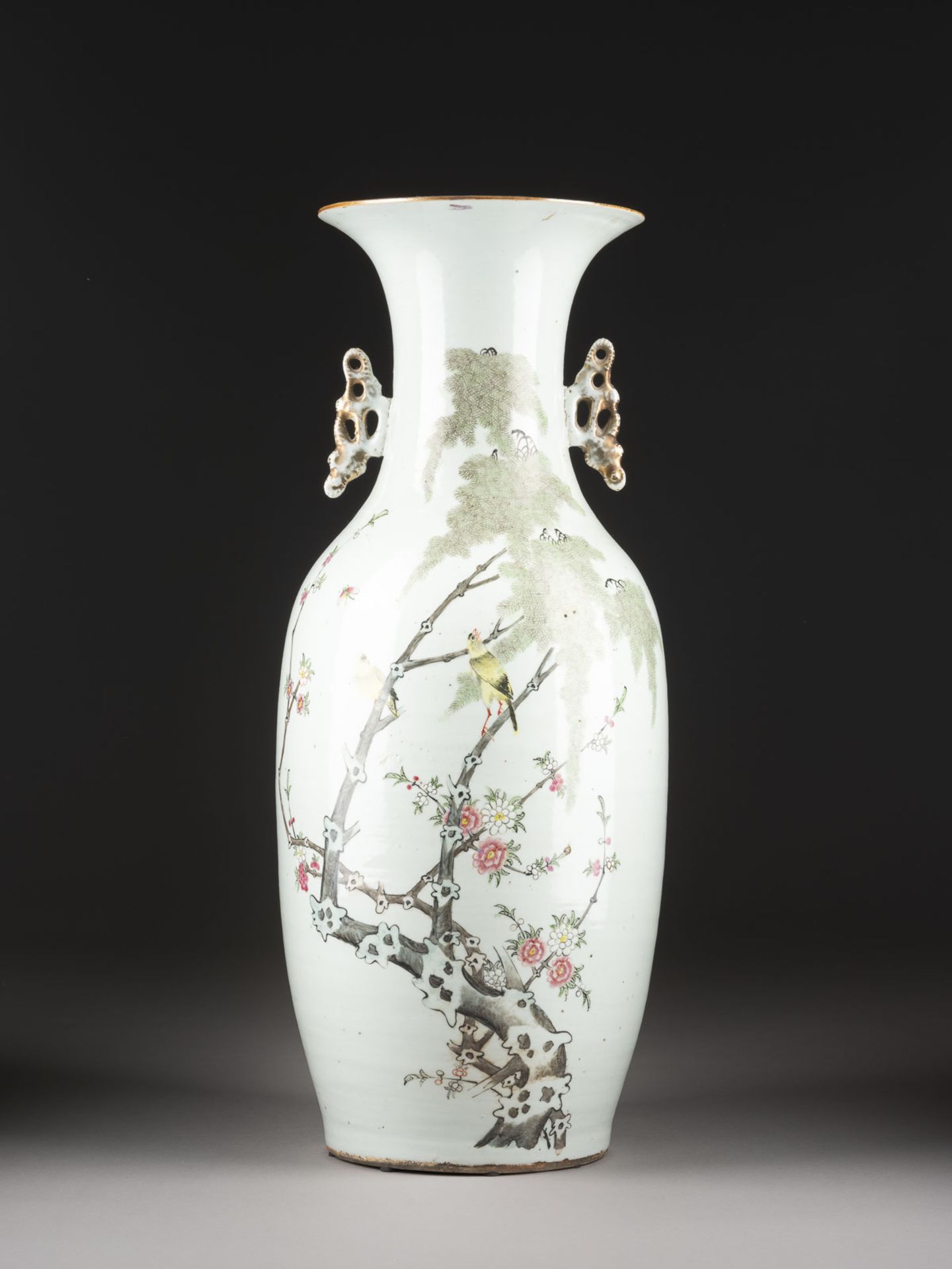 EINE QIANJIANG EMAILLIERTE VASE DEKORIERT MIT BLUMEN UND VÖGEL - Bild 2 aus 2