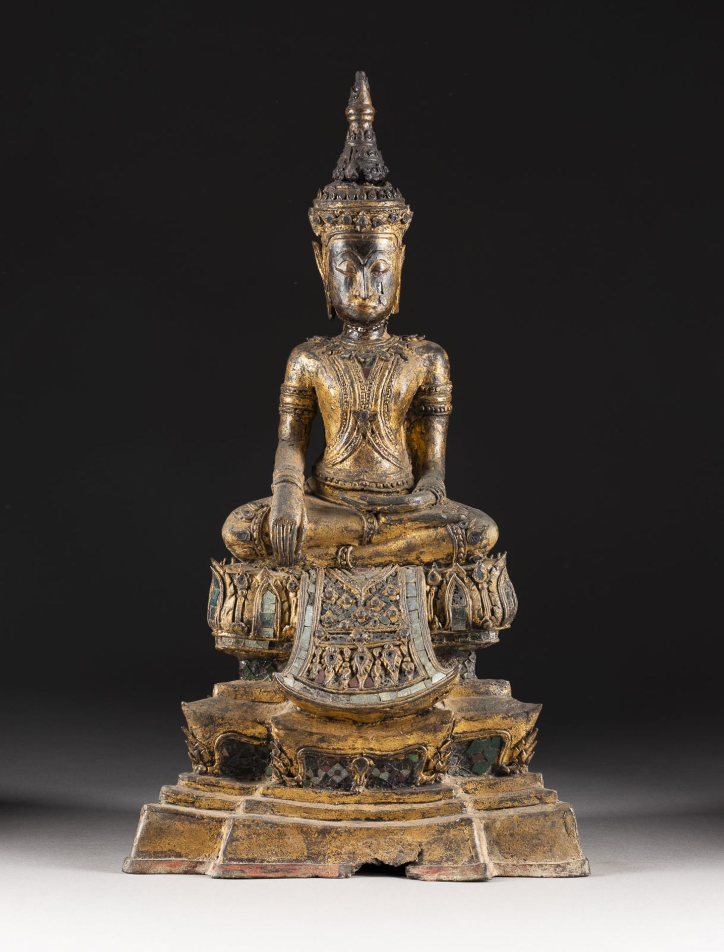 EINE SITZENDE FIGUR VON BUDDHA AUS BRONZE