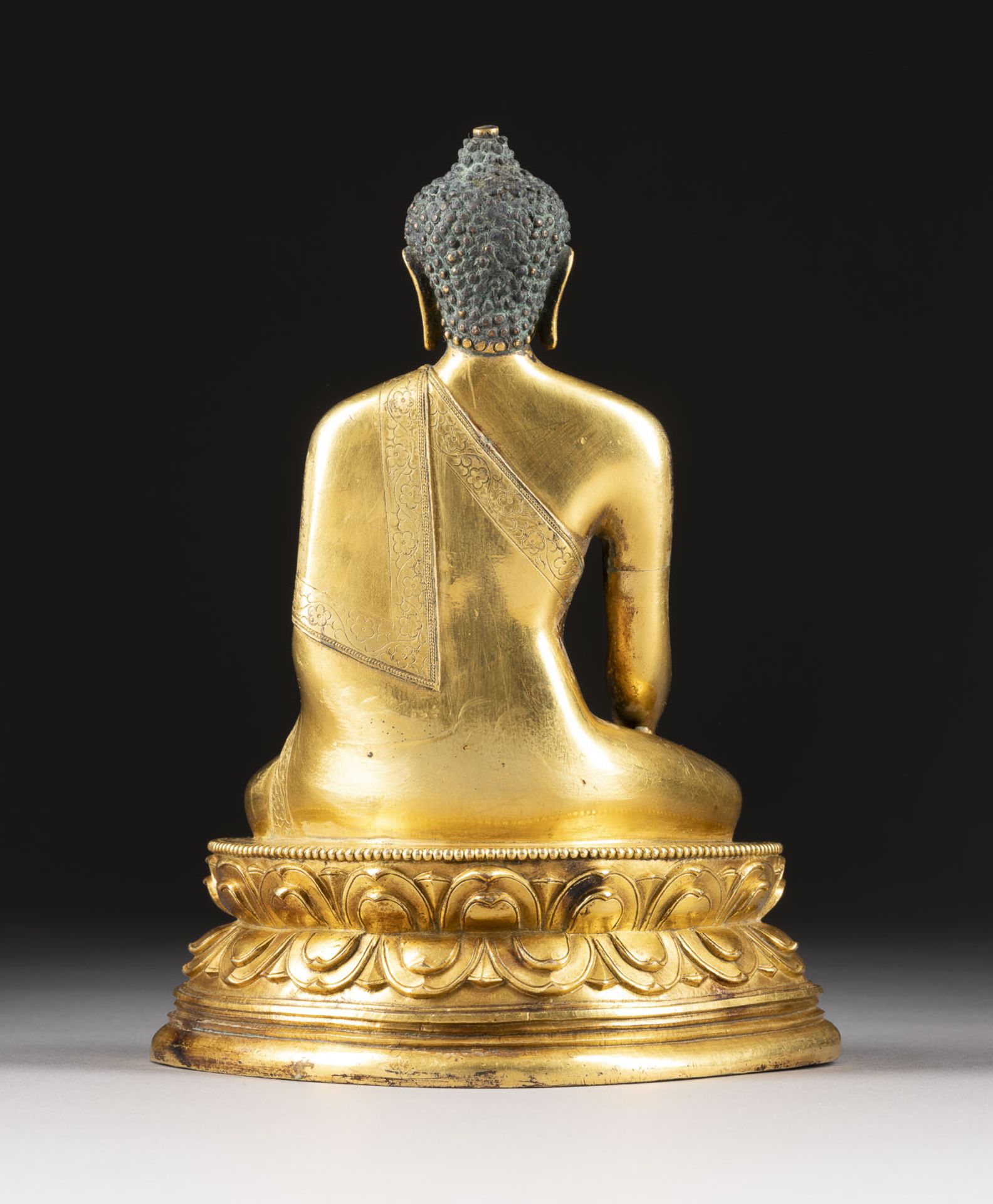 EINE VERGOLDETE SITZENDE FIGUR VON SHAKYAMUNI AUS BRONZE - Bild 2 aus 3