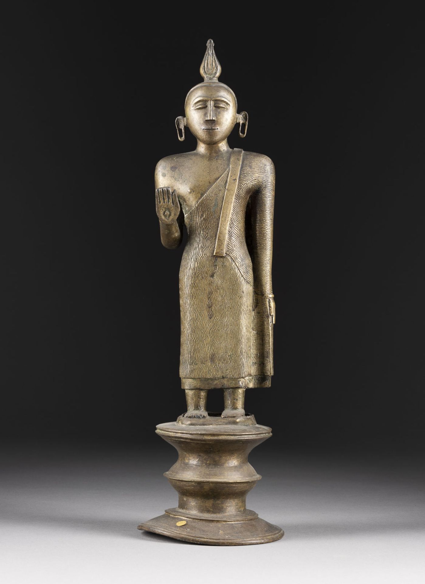 EINE STEHENDE FIGUR VON BUDDHA AUS BRONZE