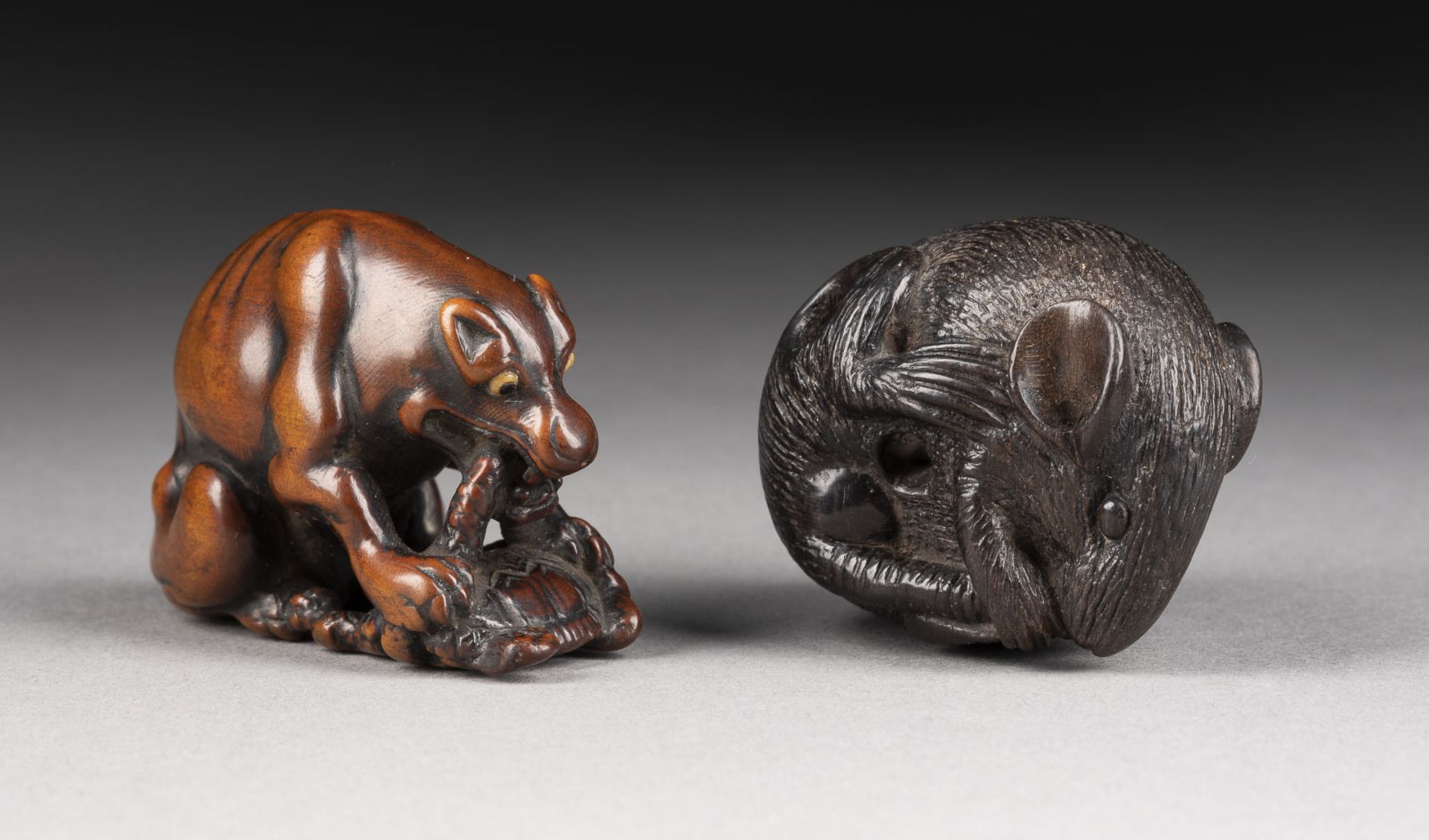 EIN FEINES HOLZGESCHNITZTES NETSUKE EINES YAMAINU UND EIN NETSUKE EINER RATTE AUS EBENHOLZ