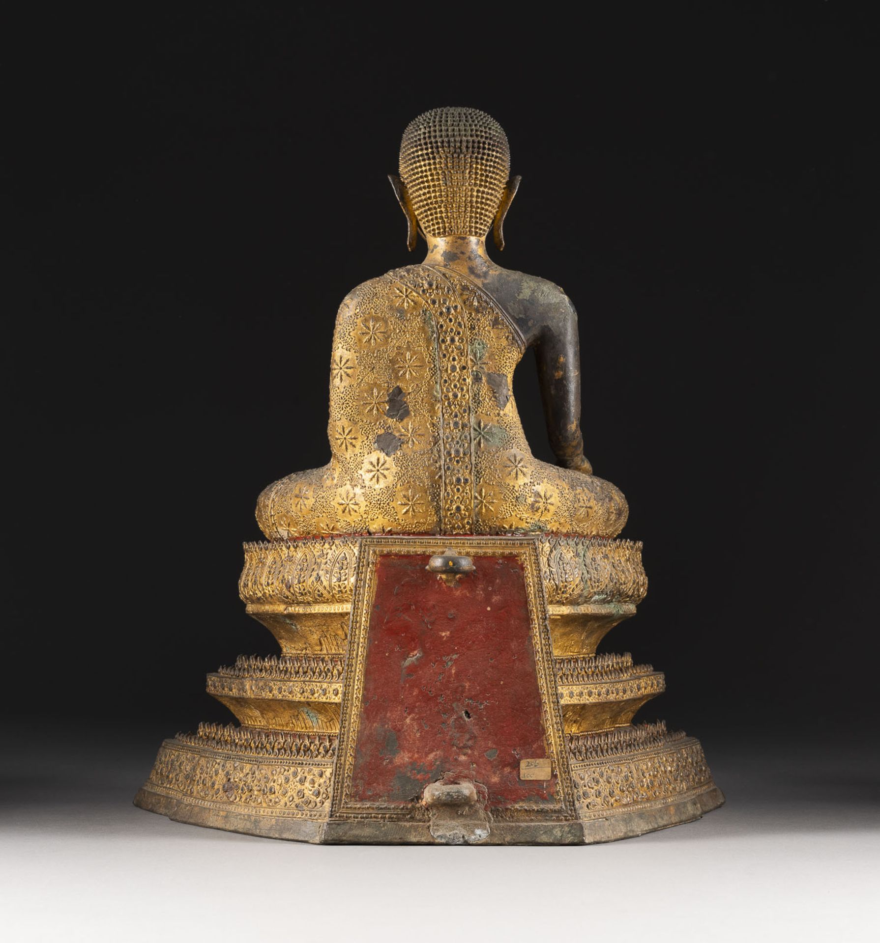 EINE VERGOLDETE SITZENDE FIGUR VON BUDDHA AUS BRONZE - Image 2 of 2