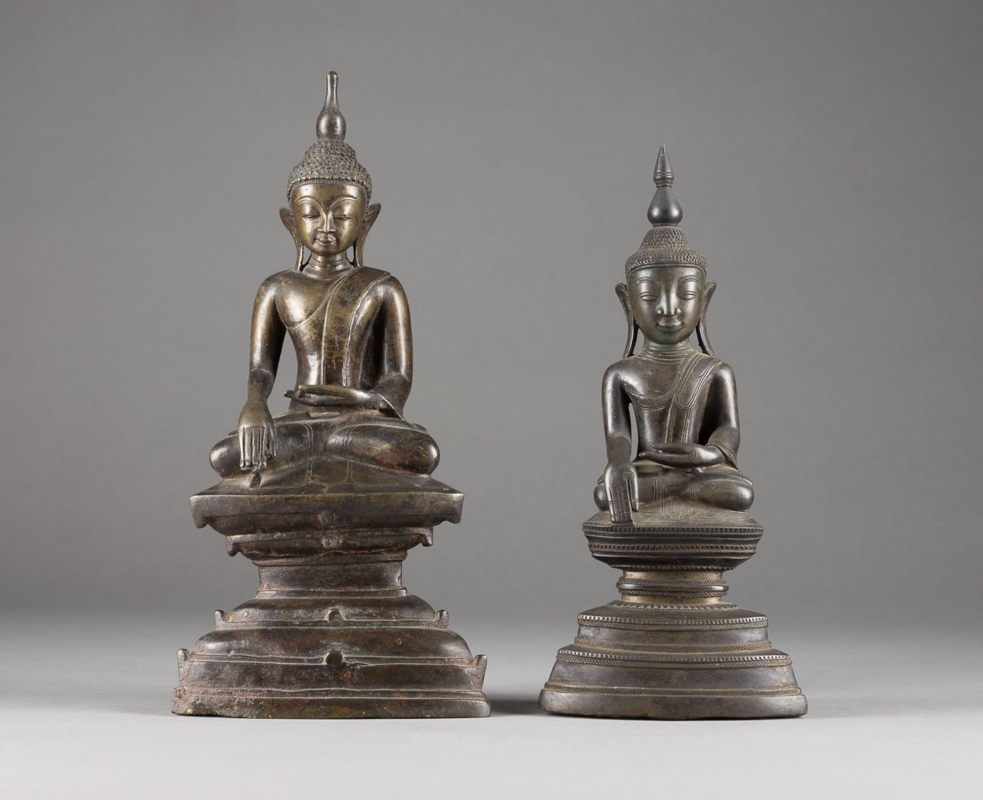 ZWEI SITZENDE FIGUREN VON BUDDHA AUS BRONZE