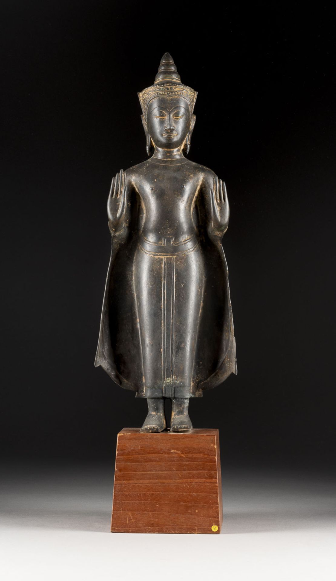 EINE STEHENDE FIGUR VON BUDDHA AUS BRONZE