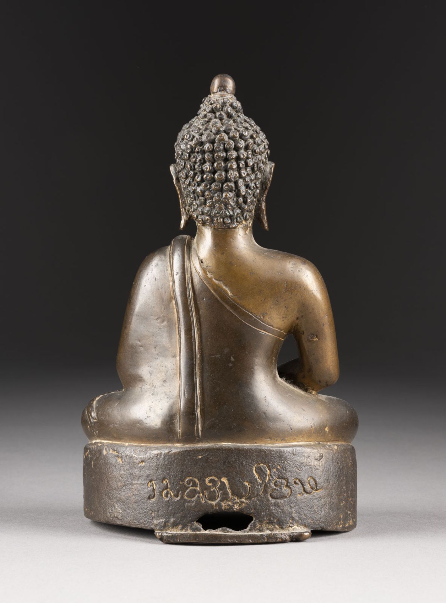 EINE SITZENDE FIGUR VON BUDDHA AUS BRONZE - Image 2 of 2