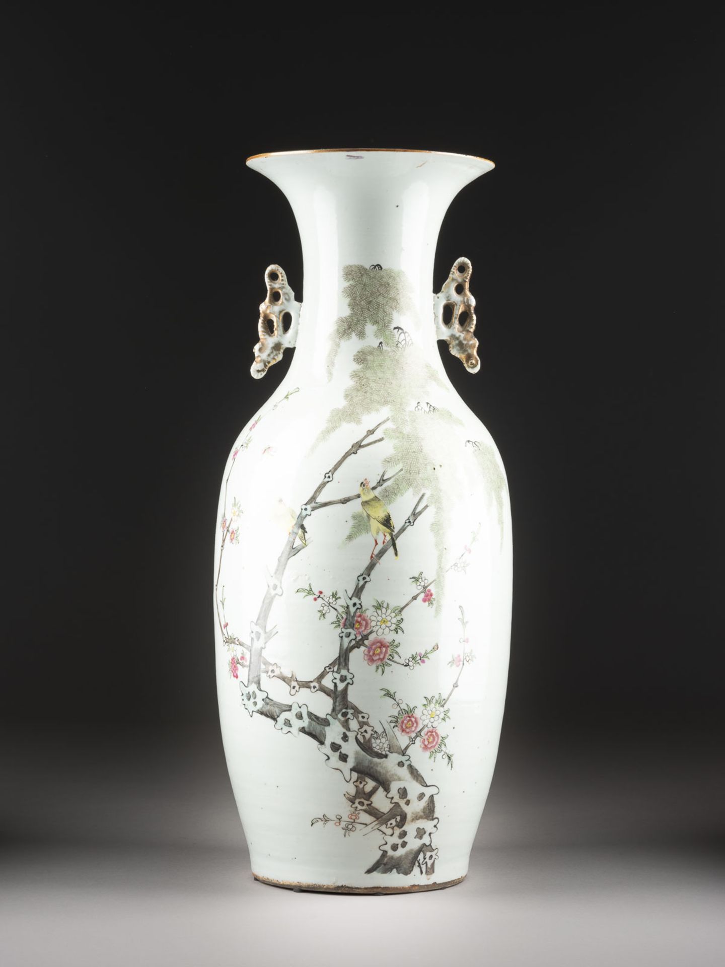 EINE QIANJIANG EMAILLIERTE VASE DEKORIERT MIT BLUMEN UND VÖGEL