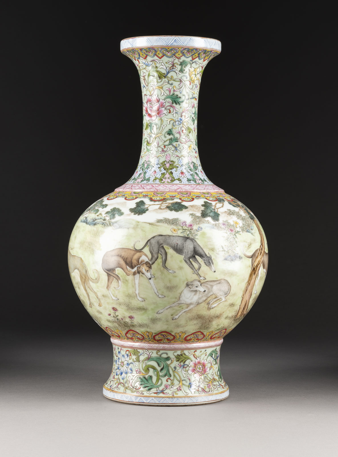 EINE FAMILLE ROSE VASE DEKORIERT MIT "TEN PRIZED DOGS" - Image 2 of 3