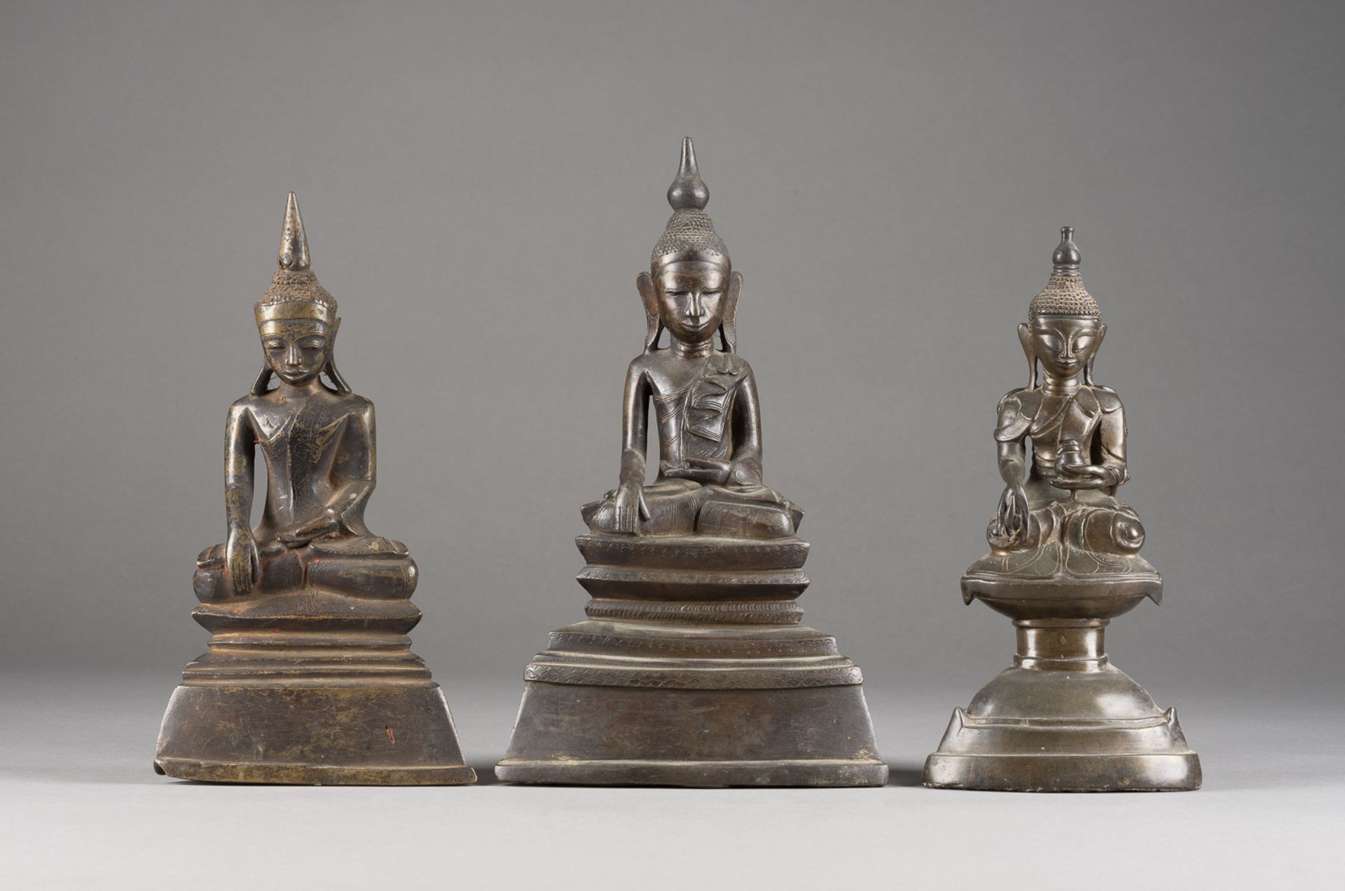 DREI SITZENDE FIGUREN VON BUDDHA AUS BRONZE