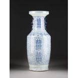 EINE BLAU-WEISSE VASE DEKORIERT MIT ZEICHEN "XI"