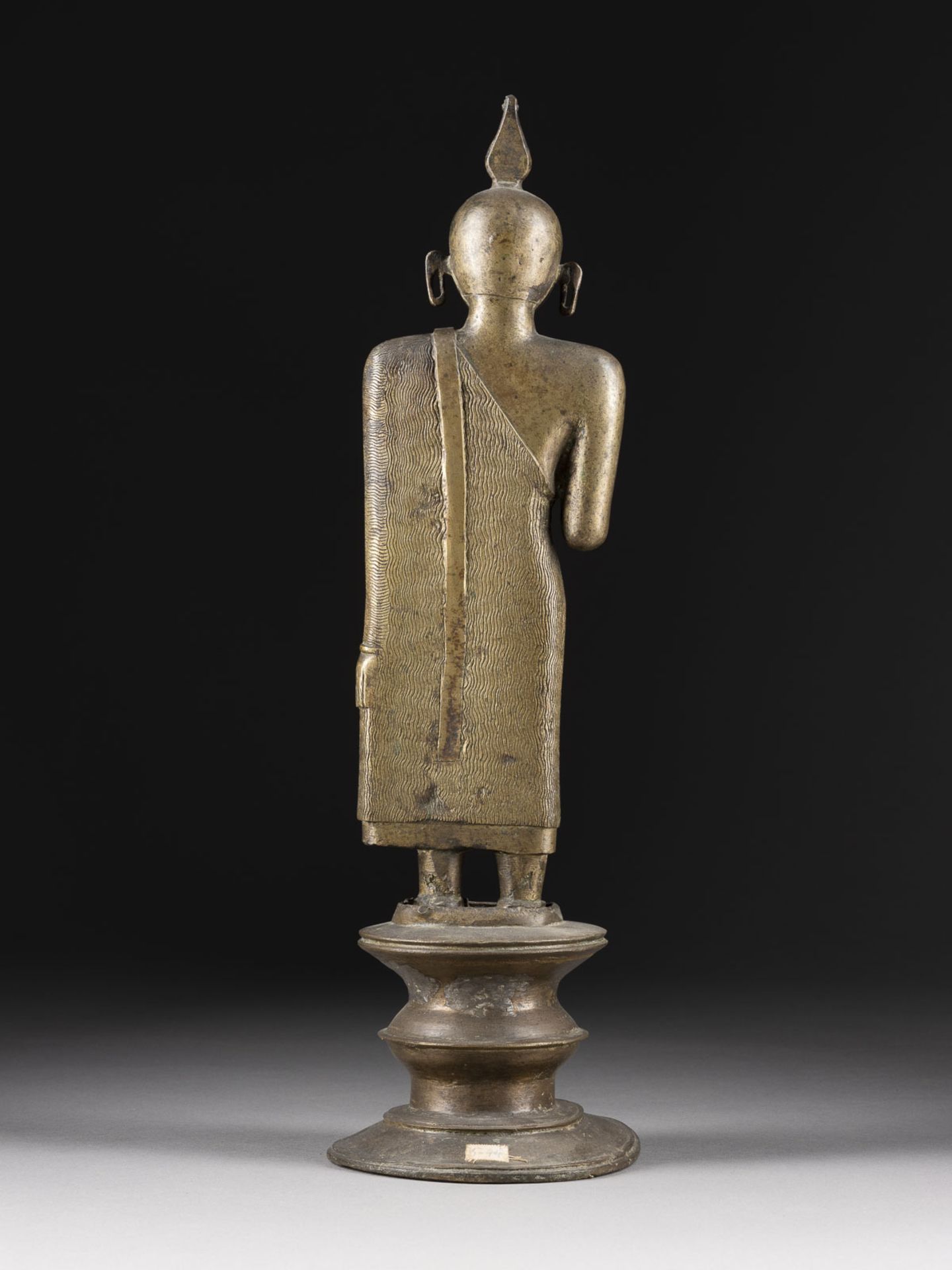 EINE STEHENDE FIGUR VON BUDDHA AUS BRONZE - Image 2 of 2