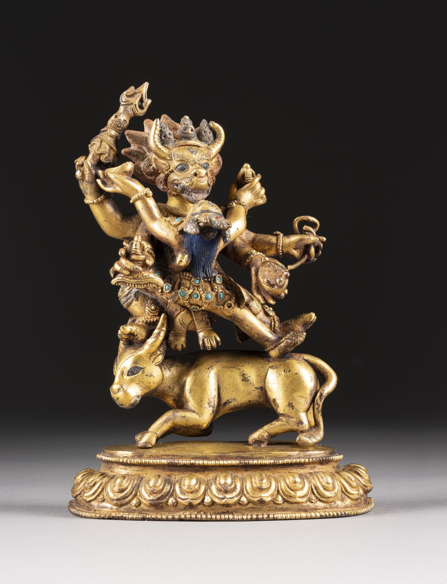 EINE VERGOLDETE FIGUR VON YAMA DHARMARAJA AUS BRONZE