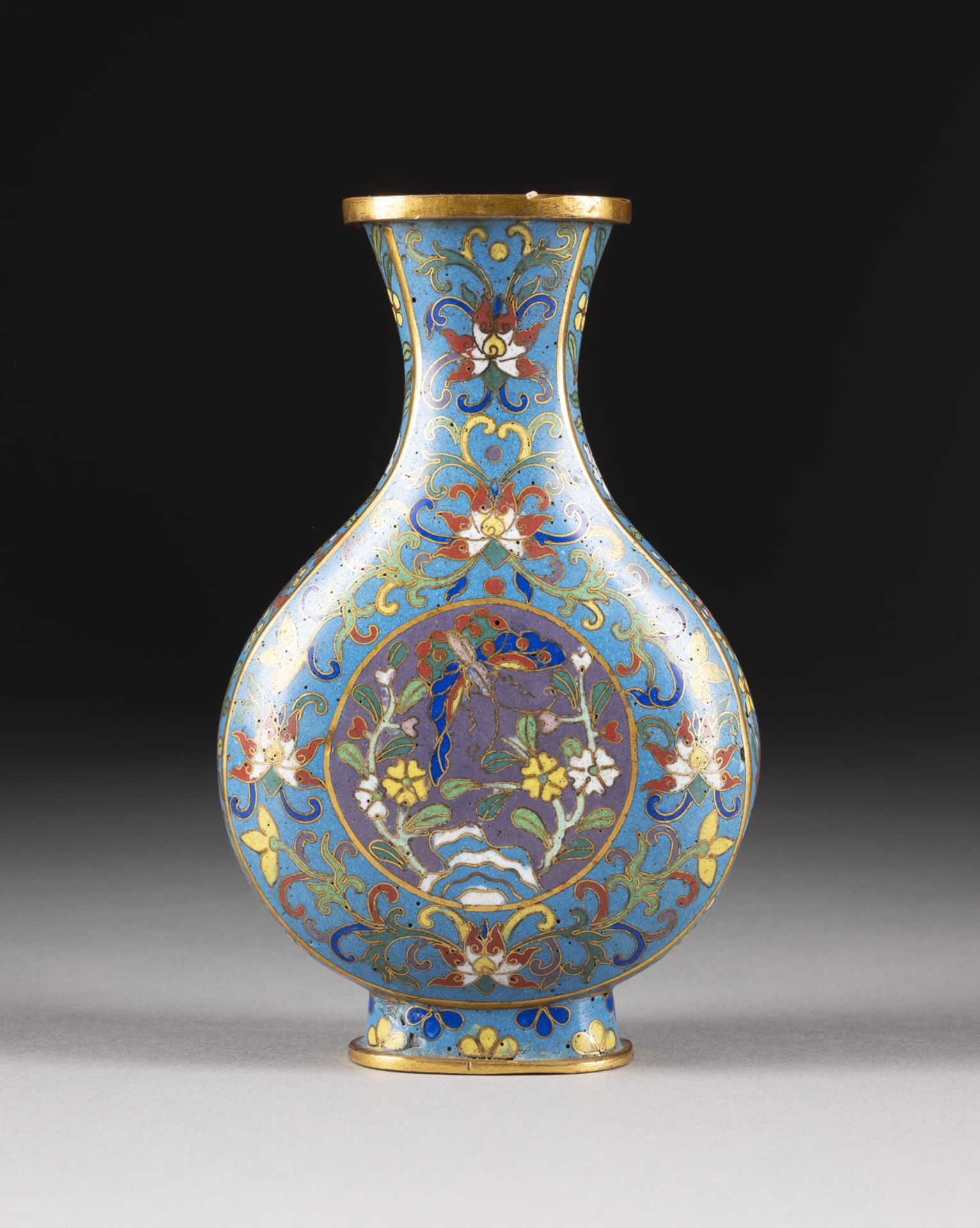 EINE CLOISONNÉ EMAILLE VASE DEKORIERT MIT BLUMEN - Bild 2 aus 2