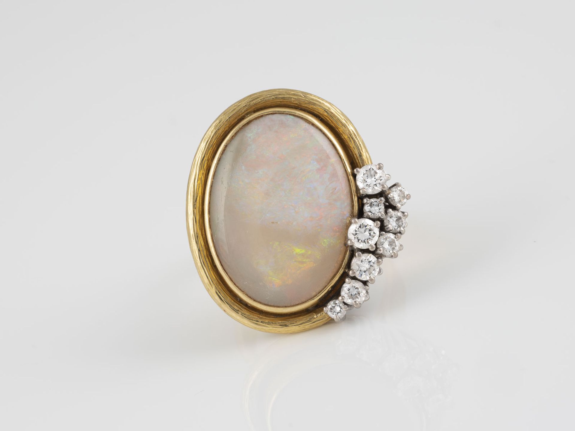 OPAL-RING MIT DIAMANTBESATZ