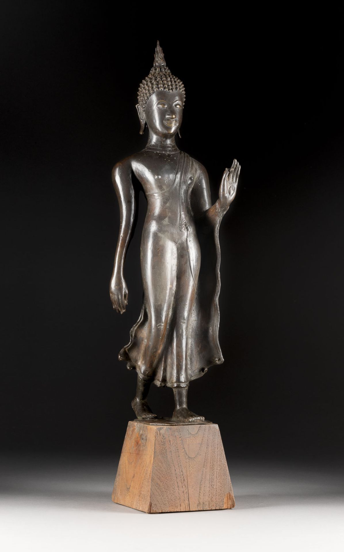 EINE GEHENDE FIGUR VON BUDDHA AUS BRONZE