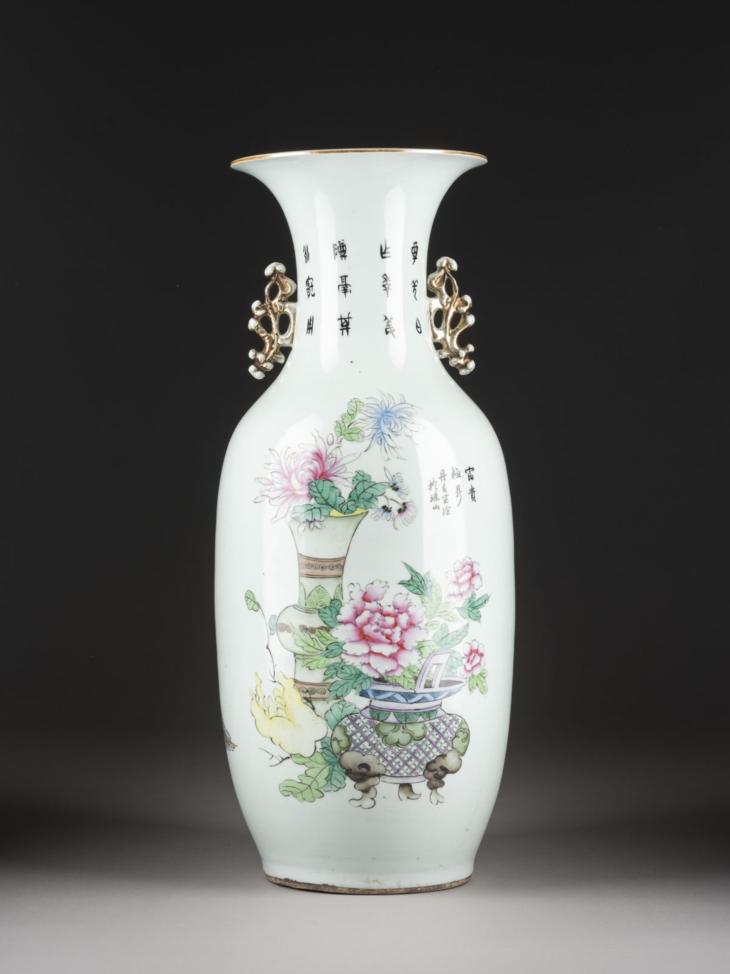 YE YICHUN ZUGESCHRIEBEN, EINE FAMILLE ROSE VASE DEKORIERT MIT FIGUREN UND BLUMEN - Image 2 of 2