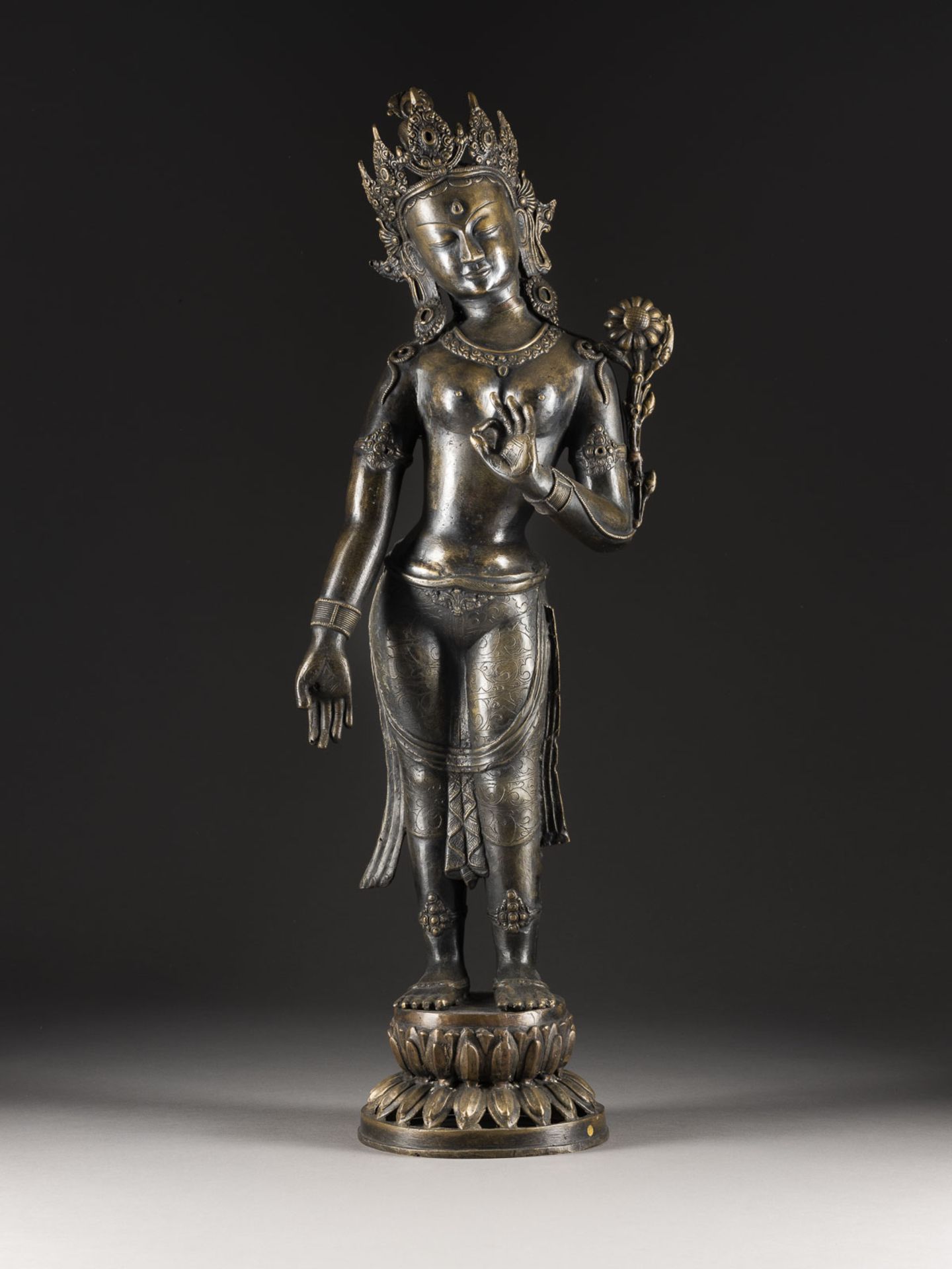 EINE STEHENDE FIGUR VON TARA AUS BRONZE