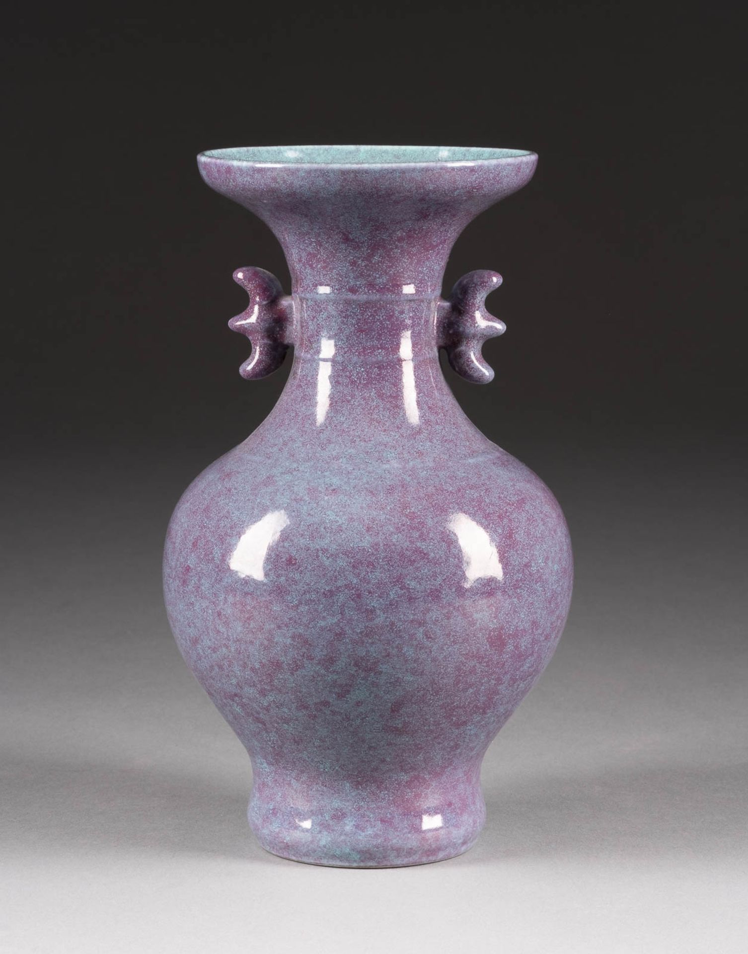 FEINE VASE MIT LILA-BLAUER GLASUR