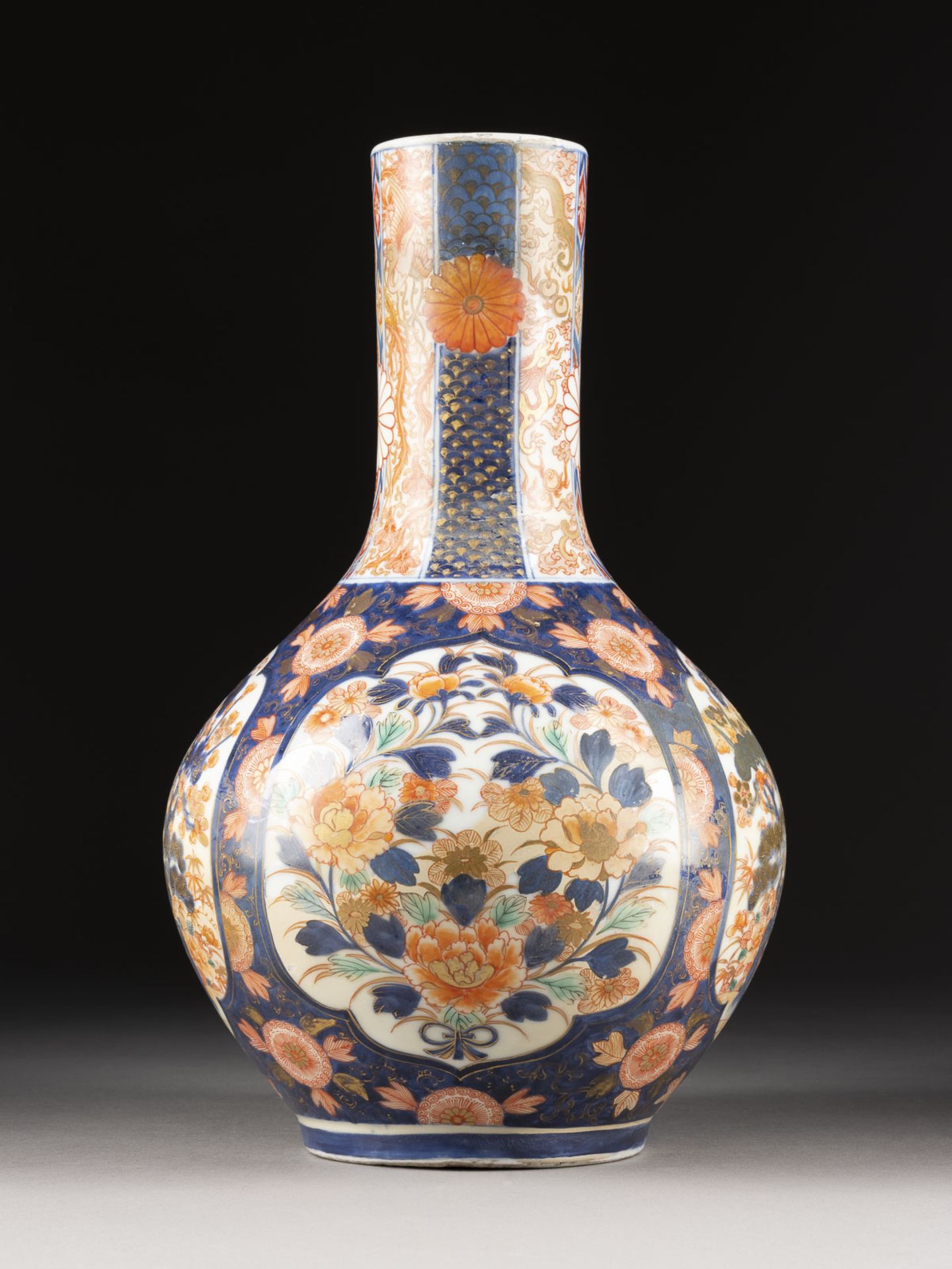 EINE IMARI VASE