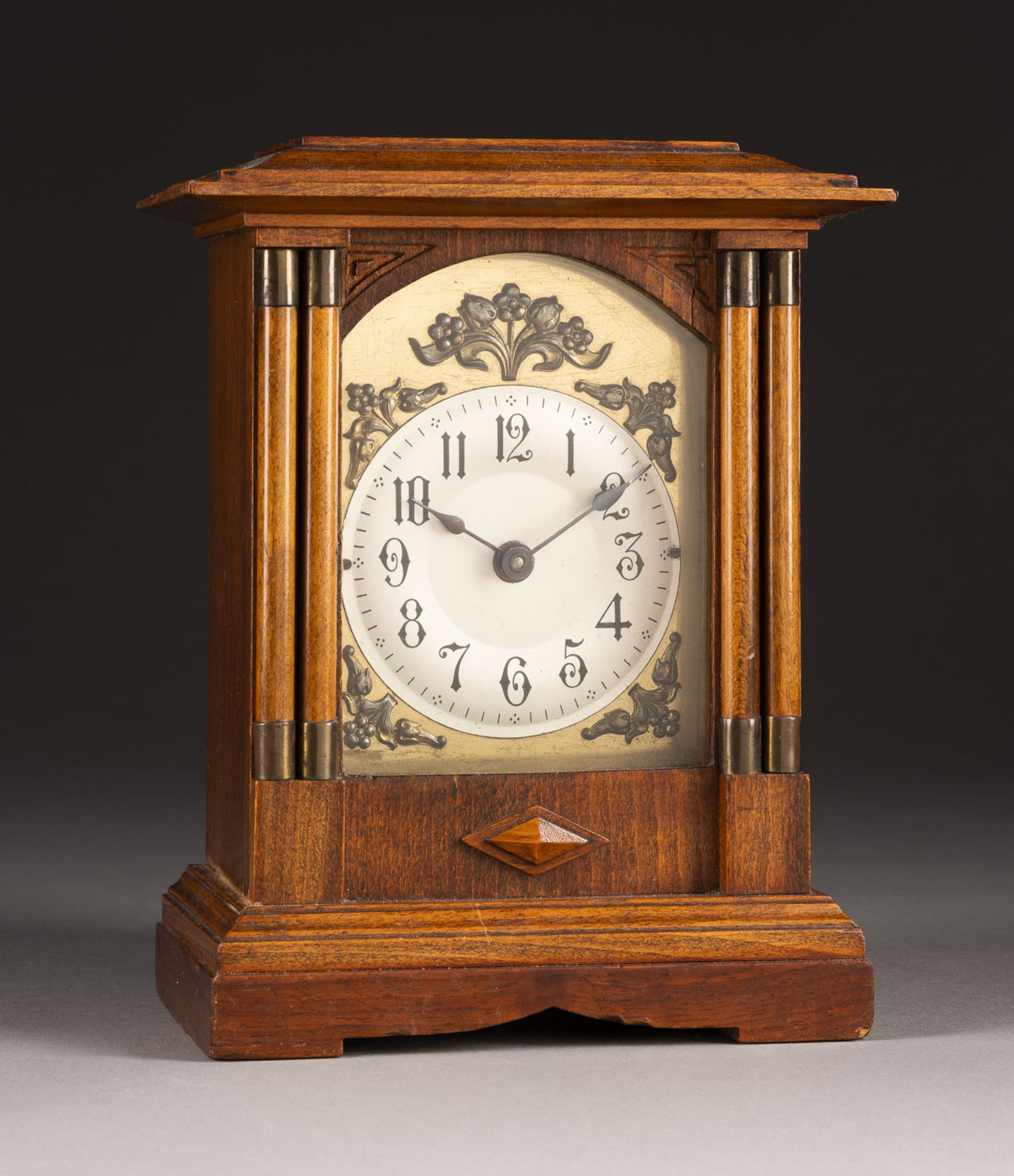 JUNGENDSTIL-UHR MIT WECKER  Deutsch, um 1900  Nussbaum, Gla