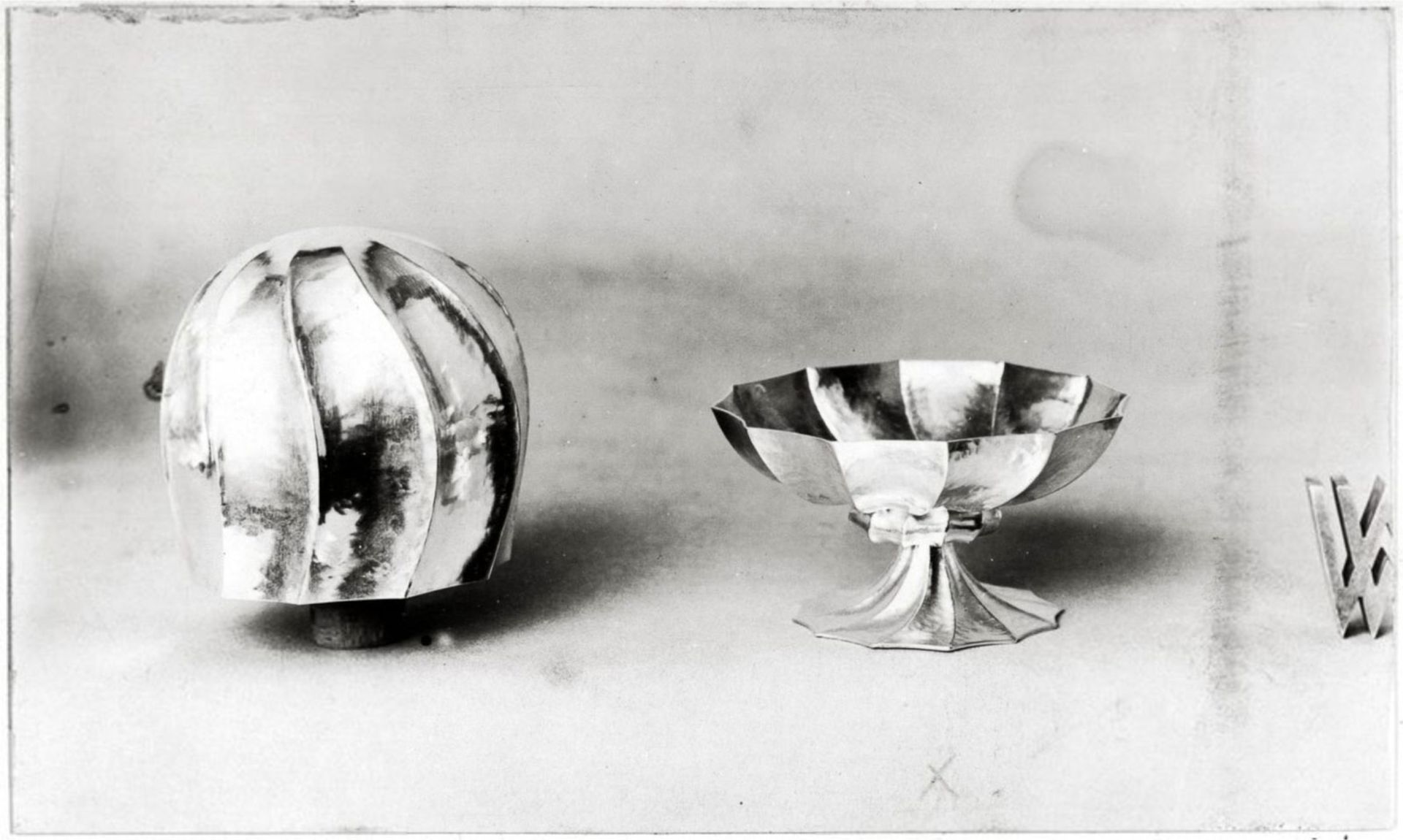 FLACHE TAZZA (SALZFASS) MIT KREISRUNDER KUPPA UND AUSSCHWINGENDEM STANDFUSS DER WIENER WERKSTÄTTEN - Image 3 of 3