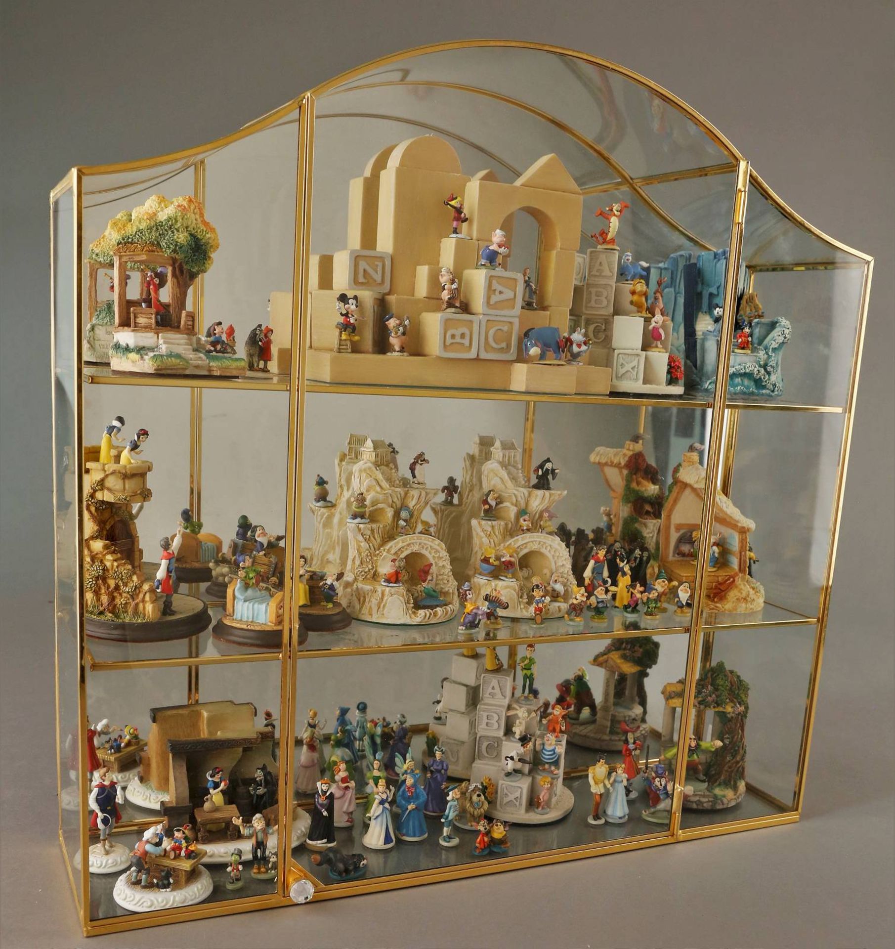 DISNEY-MINIATUREN-SAMMLUNG IN GLASVITRINE