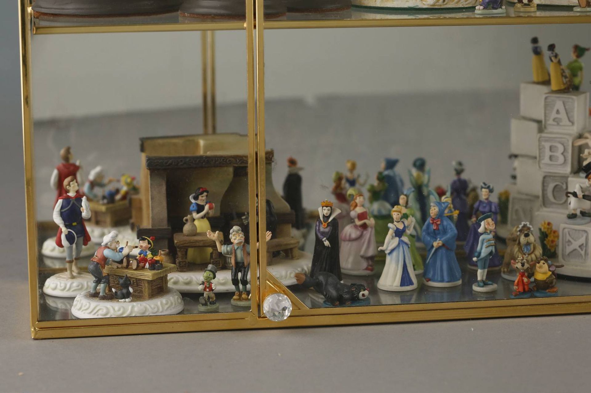 DISNEY-MINIATUREN-SAMMLUNG IN GLASVITRINE - Bild 4 aus 5