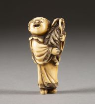 EIN FEINES GESCHNITZTES NETSUKE VON EINEM KARAKO MIT ZIEGE AUS ELFENBEIN