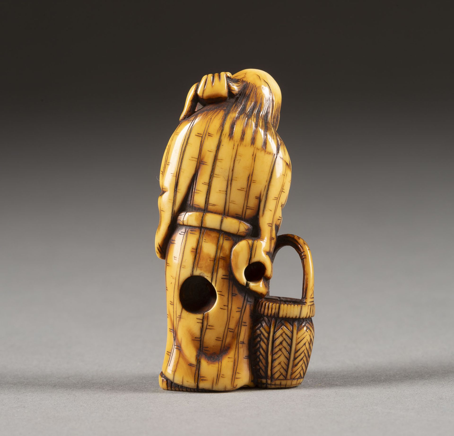 EIN FEINES GESCHNITZTES NETSUKE DES GAMA-SENNINS AUS ELFENBEIN - Image 3 of 6