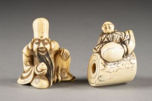 EIN NETSUKE VON FUKUROKUJU UND EIN NETSUKE EINES SENNINS AUF BAUMSTAMM AUS ELFENBEIN