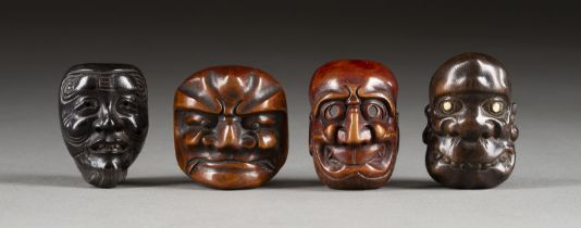 VIER HOLZGESCHNITZTE NETSUKE VON MASKEN