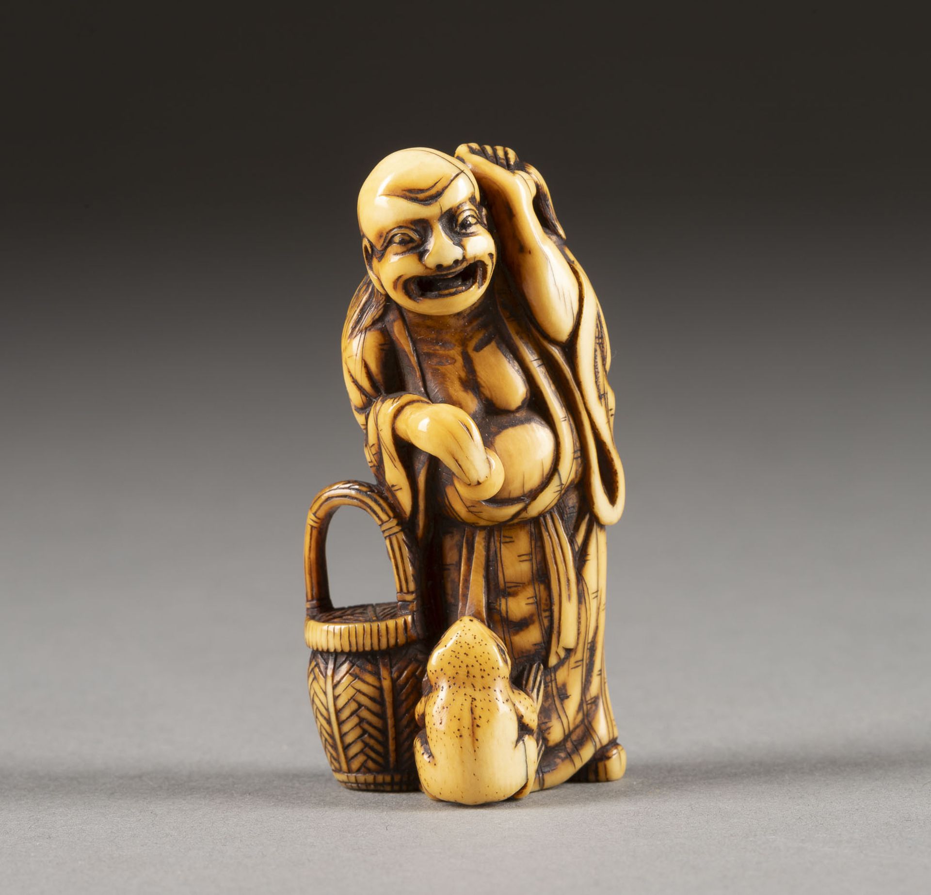 EIN FEINES GESCHNITZTES NETSUKE DES GAMA-SENNINS AUS ELFENBEIN