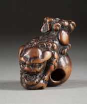 EIN HOLZGESCHNITZTES NETSUKE EINES SHISHI