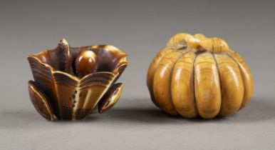 EIN NETSUKE EINES OKTOPUS UND EIN NETSUKE EINES KÜRBIS AUS ELFENBEIN