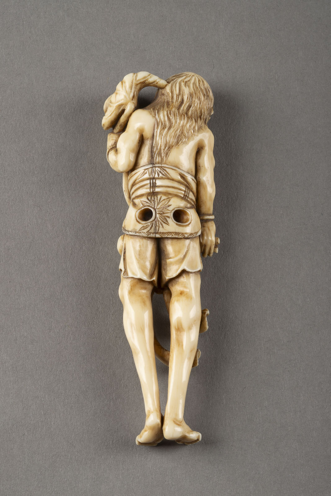 EIN FEINES GESCHNITZTES NETSUKE VON ASHINAGA AUS ELFENBEIN - Image 3 of 4