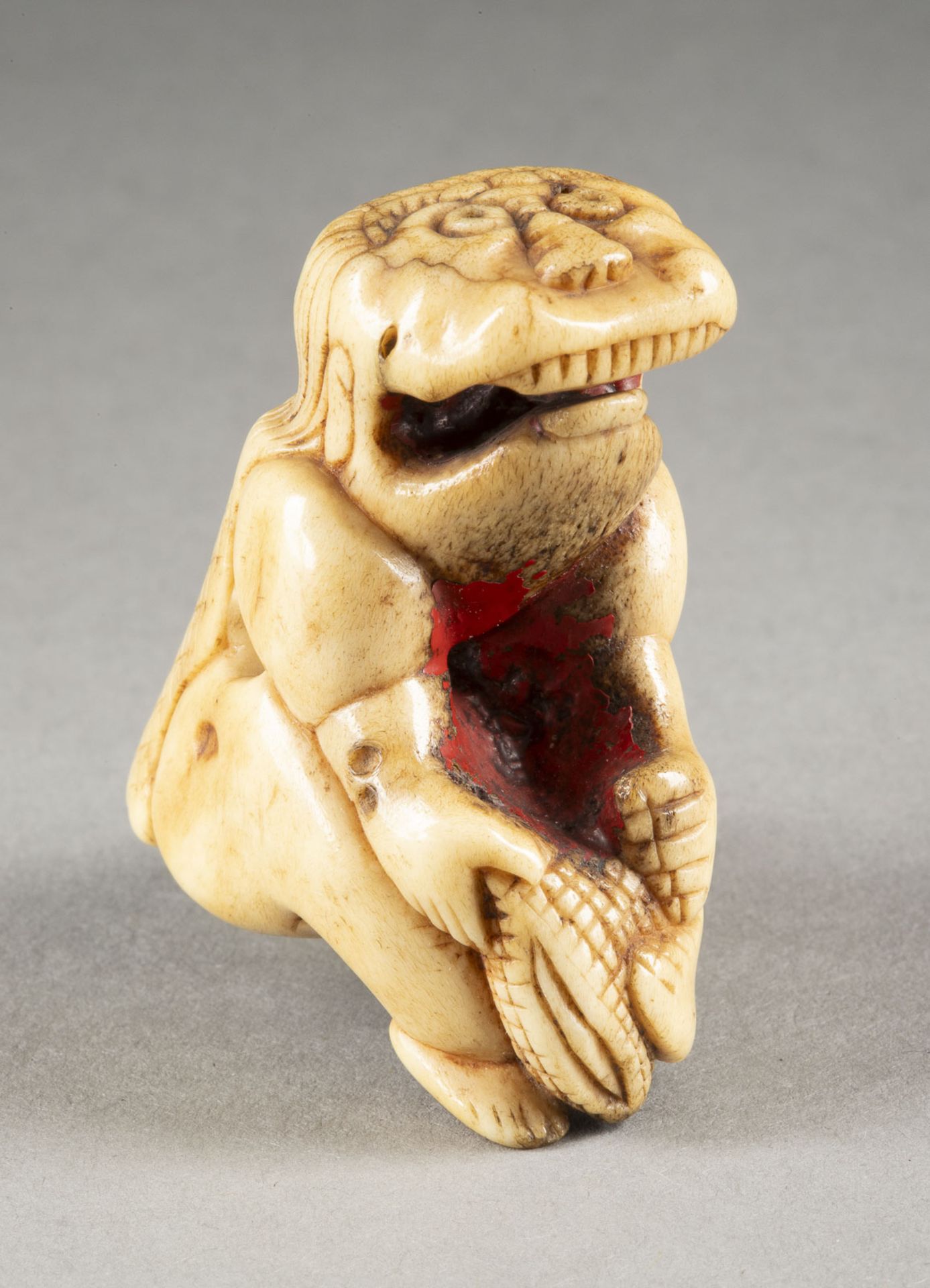 EIN GESCHNITZTES NETSUKE EINES MALAIISCHEN DÄMONS AUS HIRSCHHORN - Image 2 of 3