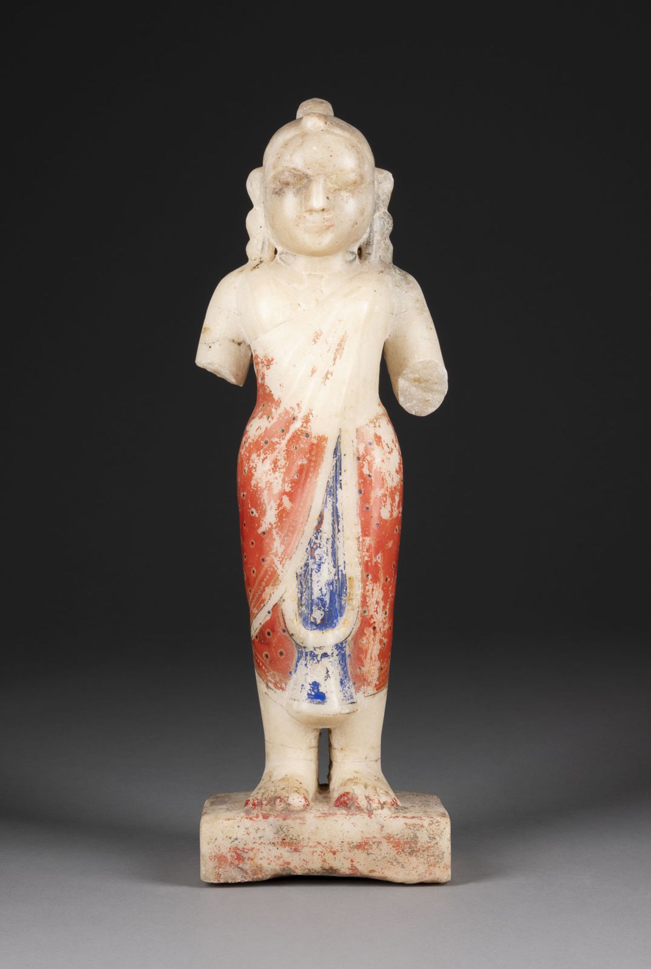 EINE POLYCHROM BEMALTE FIGUR EINER INDISCHEN GOTTHEIT AUS ALABASTER