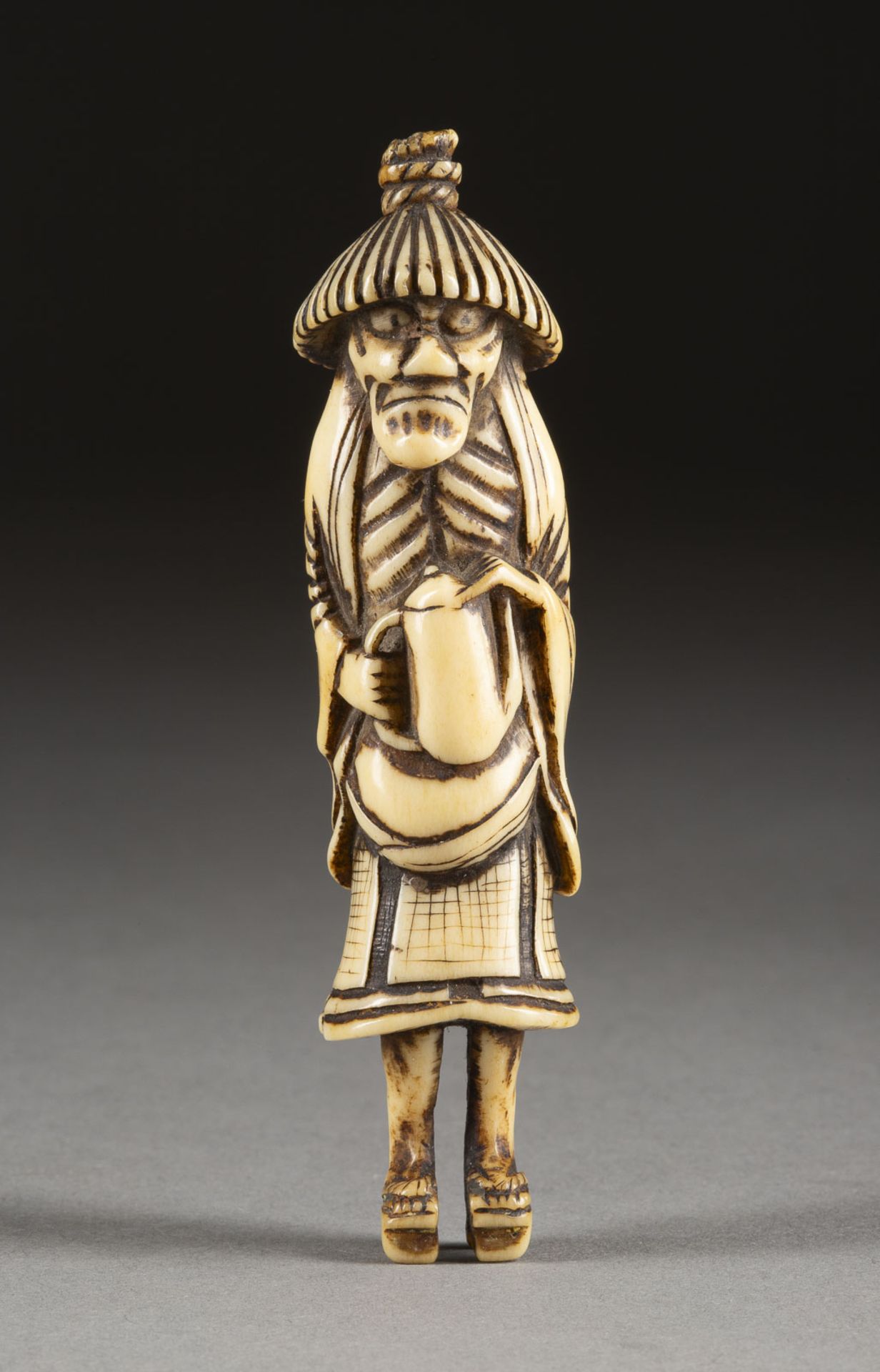 EIN GESCHNITZTES NETSUKE VOM ABURA BOZU AUS HIRSCHHORN