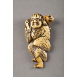 EIN GESCHNITZTES NETSUKE DES GAMA-SENNINS AUS ELFENBEIN