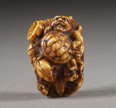 EIN FEINES GESCHNITZTES NETSUKE VON RAIJIN MIT FRÖSCHEN UND SCHILDKRÖTEN AUS ELFENBEIN