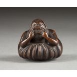 EIN HOLZGESCHNITZTES ASCHENBECHER-NETSUKE VON DARUMA