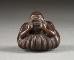 EIN HOLZGESCHNITZTES ASCHENBECHER-NETSUKE VON DARUMA