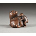 EIN FEINES HOLZGESCHNITZTES NETSUKE EINES TIGERS MIT AFFEN