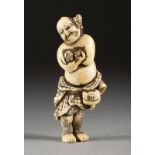 EIN GESCHNITZTES NETSUKE EINES RONIN AUS HIRSCHHORN