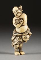 EIN GESCHNITZTES NETSUKE EINES RONIN AUS HIRSCHHORN