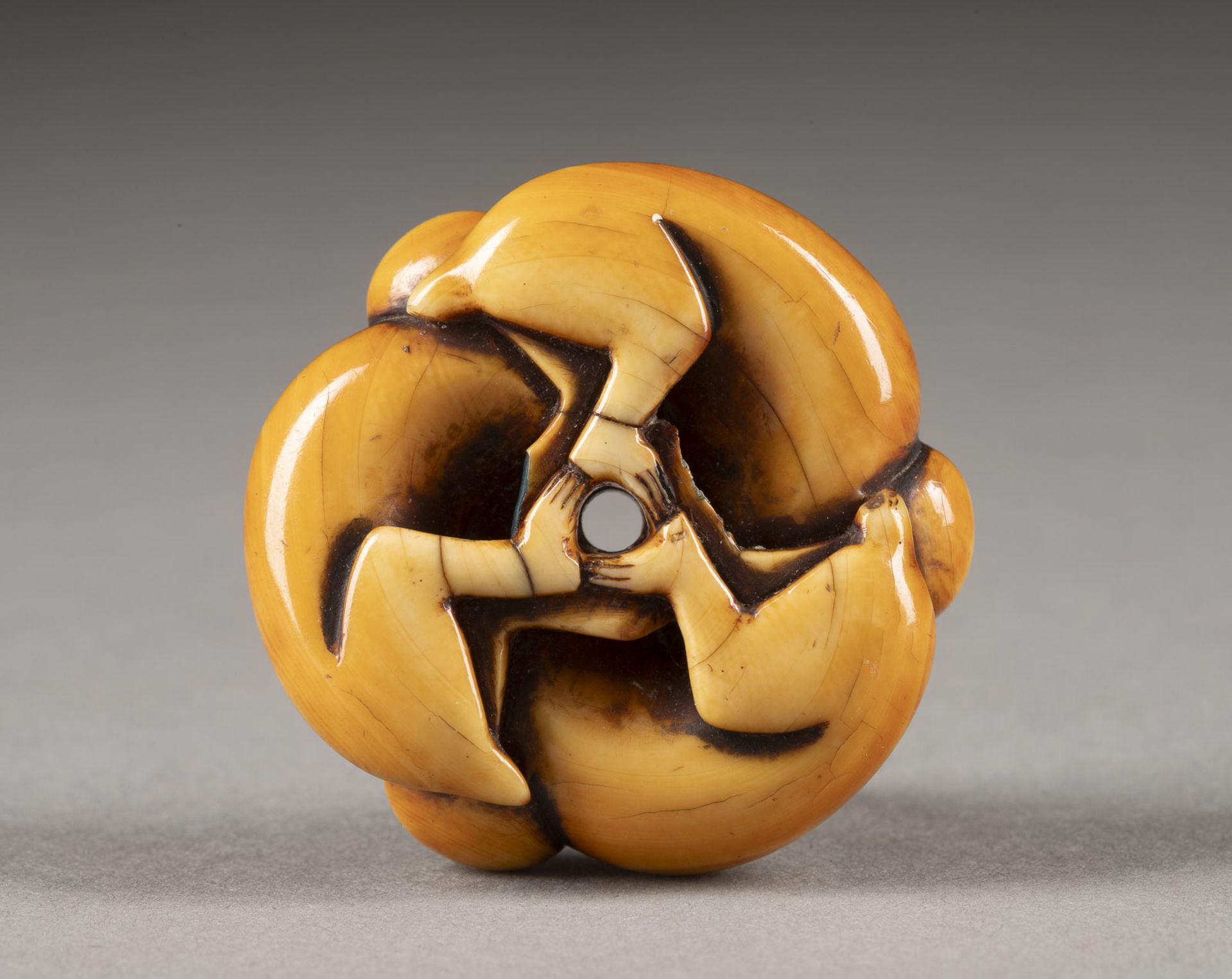 EIN GESCHNITZTES MANJU-NETSUKE VON DREI AFFEN AUS ELFENBEIN - Image 3 of 4