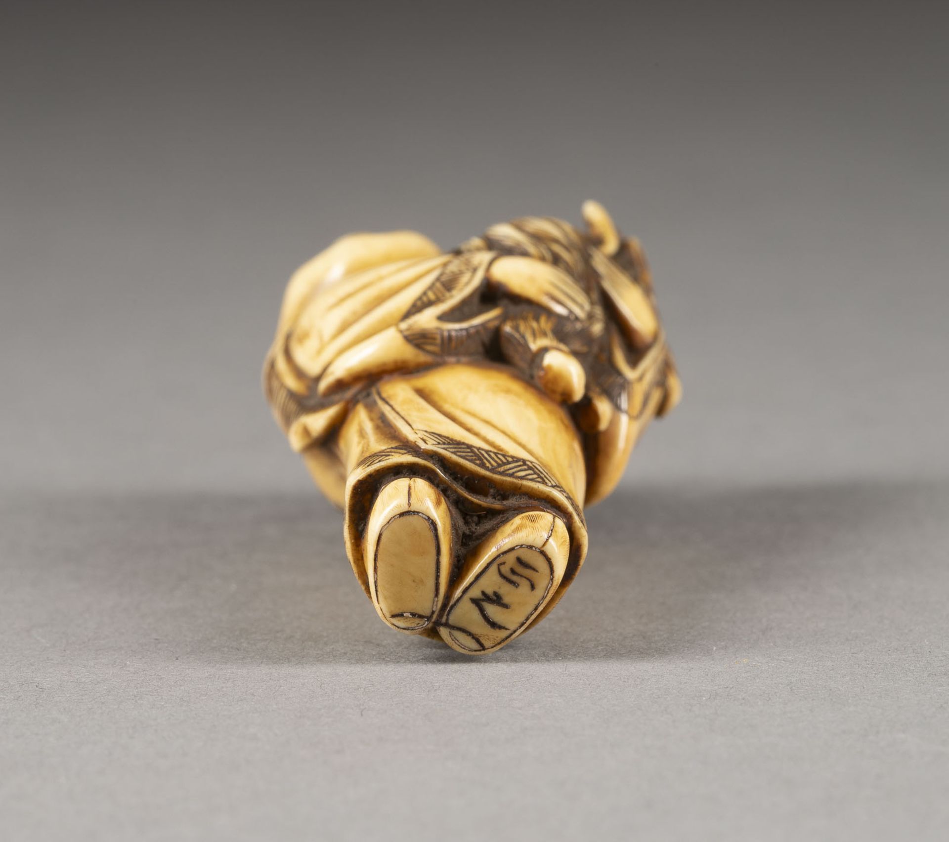 EIN FEINES GESCHNITZTES NETSUKE VON EINEM KARAKO MIT ZIEGE AUS ELFENBEIN - Image 4 of 5