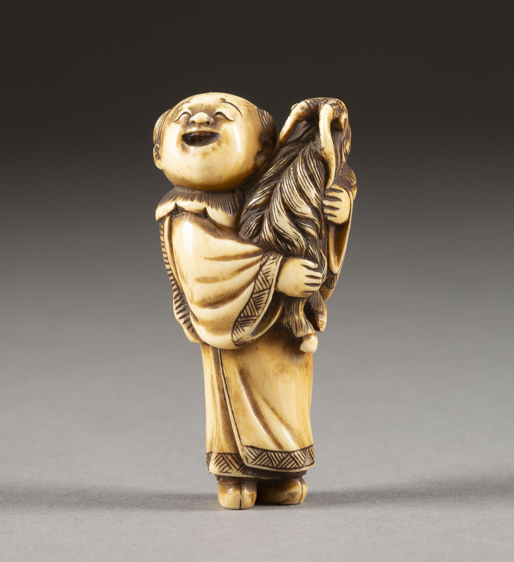 EIN FEINES GESCHNITZTES NETSUKE VON EINEM KARAKO MIT ZIEGE AUS ELFENBEIN - Image 2 of 5